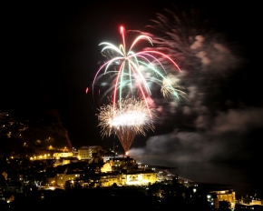 The spectacular Sidmouth Regatta firework display lights up the seafront on Saturday night. Ref shs 9117-36-15SH. Picture: Simon Horn